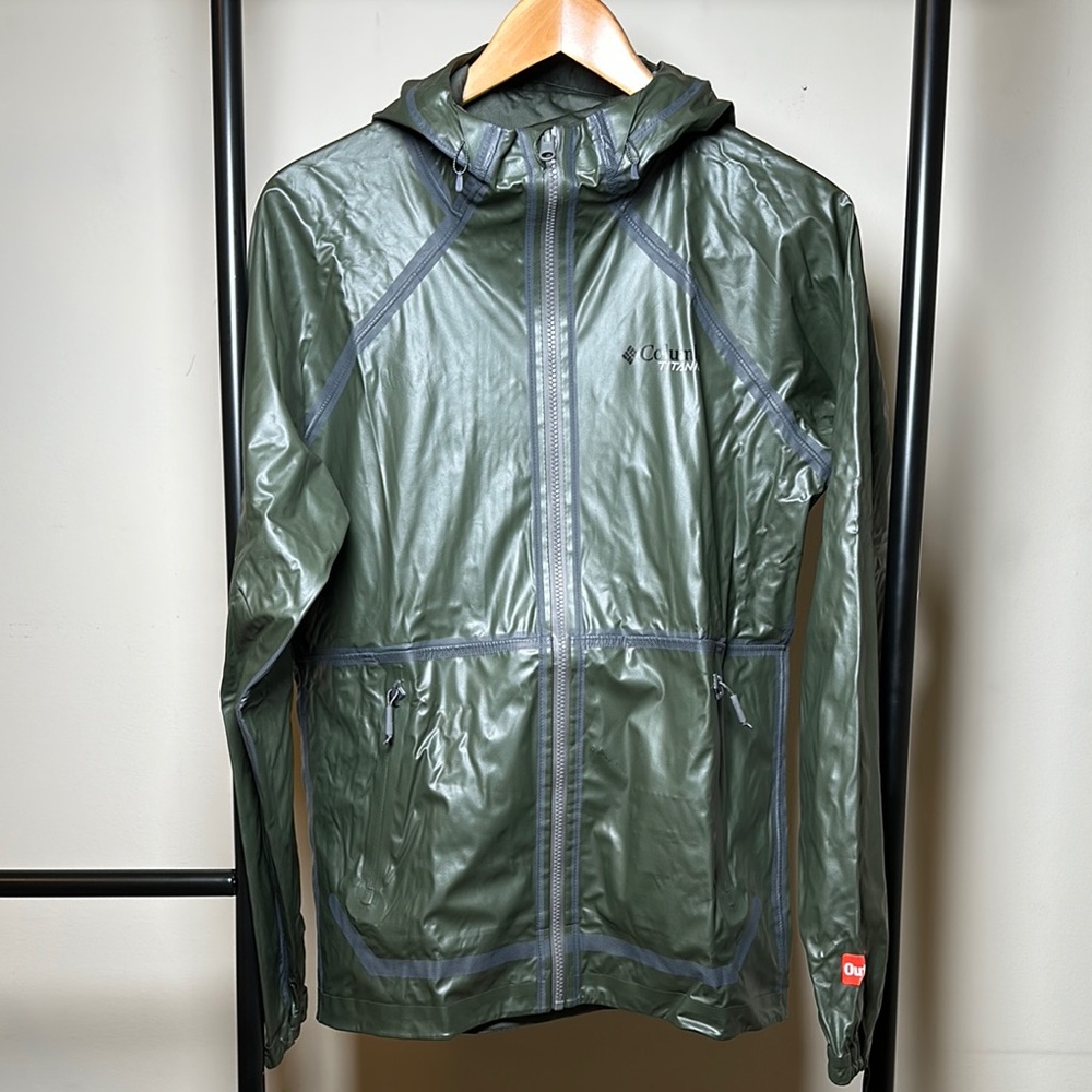 Columbia Out Dey Green Raincoat with Hood and Lightweight Design (Size S)
